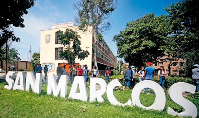 Estudiantes reunidos en el patio de letras de la Universidad Nacional Mayor de San Marcos, lugar al que muchos aspiran llegar con la preparación de la Academia Pitágoras